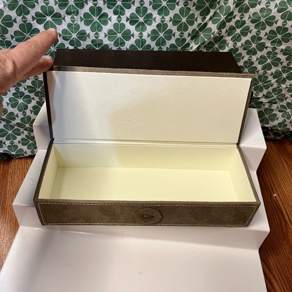 Pandora Gift Box in Pristine Condition!!